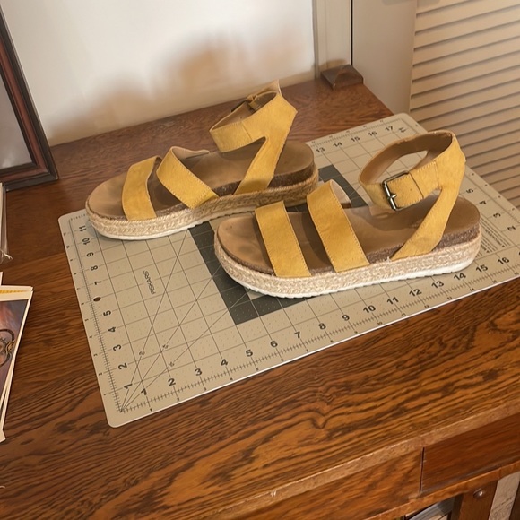 Universal Thread yellow platform sandals. - Picture 6 of 8